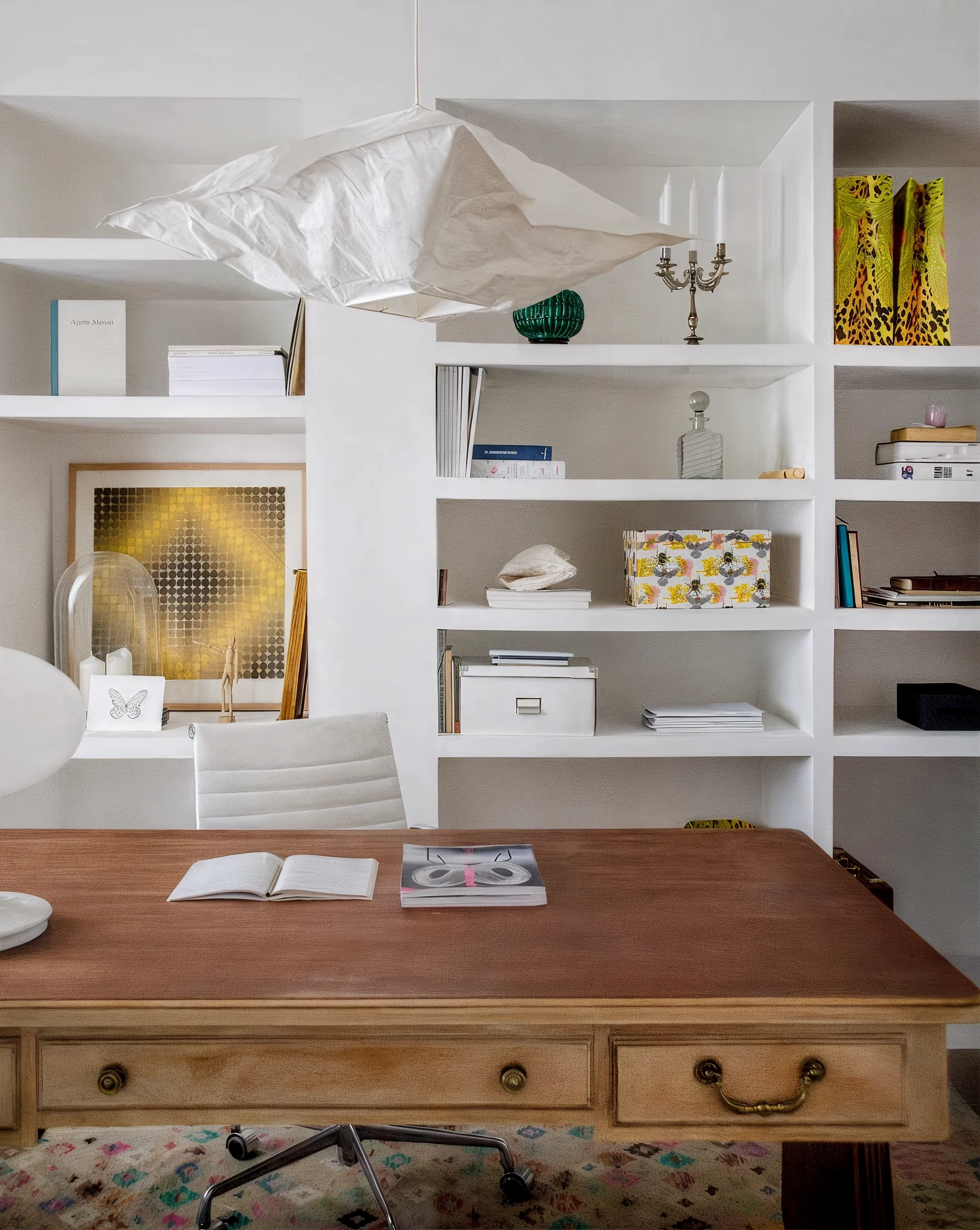 Despacho con librería blanca empotrada, escritorio de madera y lámpara de papel. Vivienda M+S, Sandra Vilar Estudio