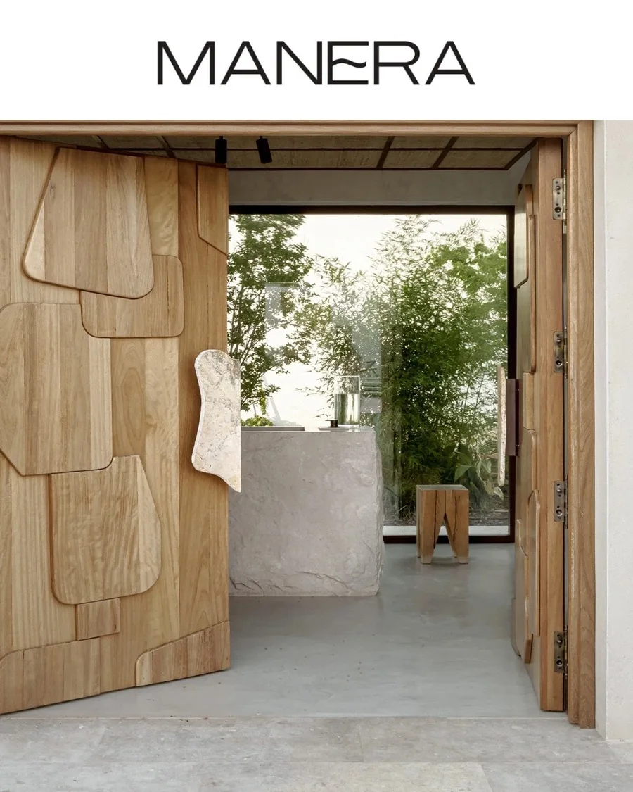 MANERA Magazine, agosto de 2025: puerta de madera maciza diseñada a medida en una casa con piscina, interiorismo de Sandra Vilar