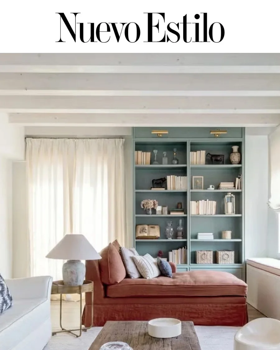 Nuevo Estilo, agosto de 2026: salón de una casa de campo en Toledo con chaise longue de lino y librería verde, interiorismo de Sandra Vilar